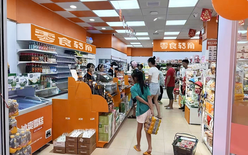 量贩式零食店遍地开花 主打“平价、省钱”最受年轻顾客青睐